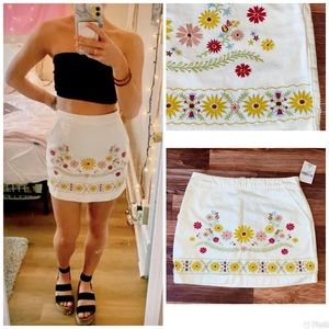 Forever 21 white jean skirt beautiful‎ embroidery Sz Large